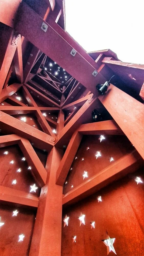 UMA的堆叠房屋雕塑透过镂空的星星照亮了整个校园