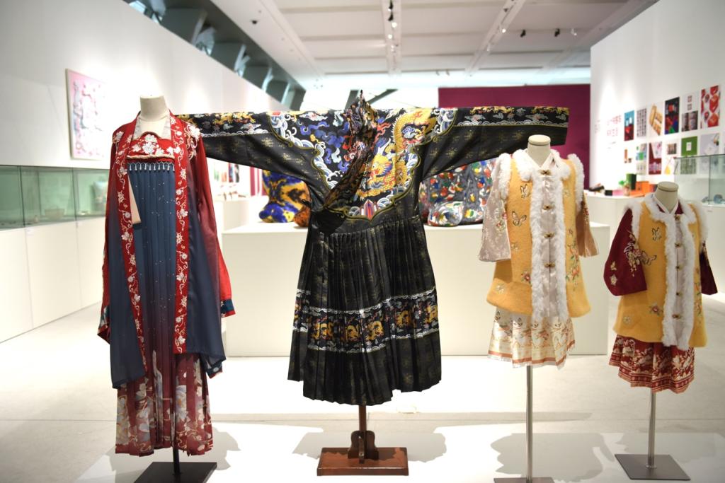 第四届中国设计大展及公共艺术专题展开幕