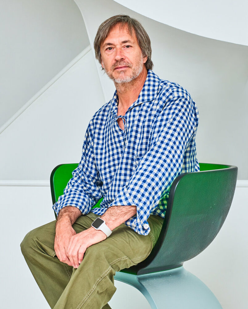 采访Marc Newson，谈他在雅典高古轩的蓝白限定设计