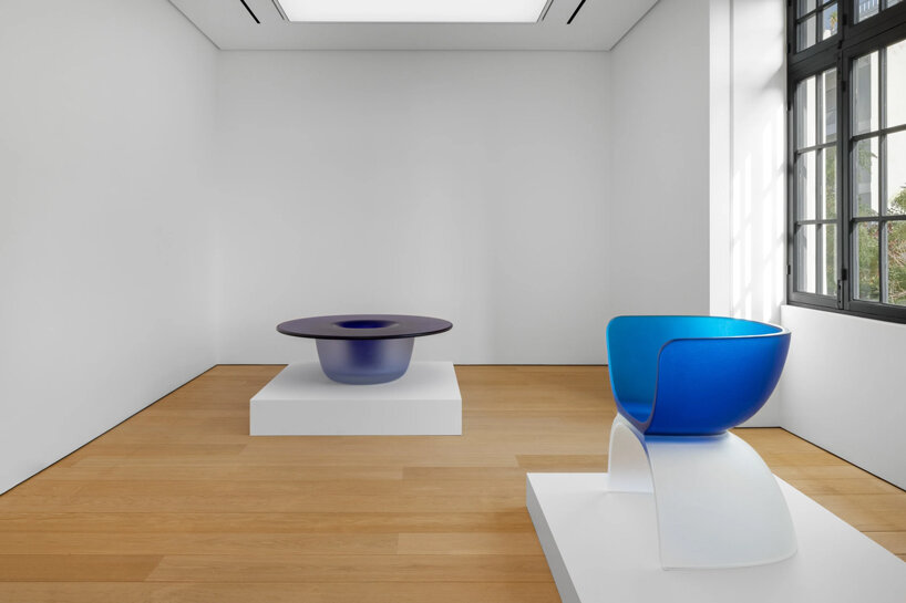 采访Marc Newson，谈他在雅典高古轩的蓝白限定设计
